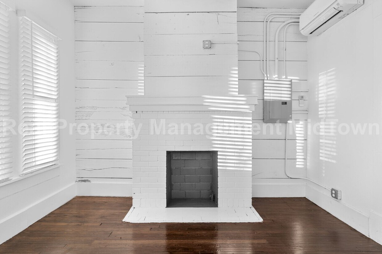 Foto principal - Charming studio 1-bathroom townhome in the...