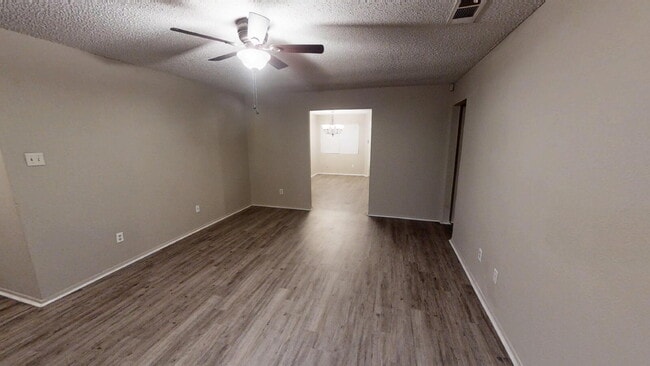 Building Photo - 2302 Traverse Dr