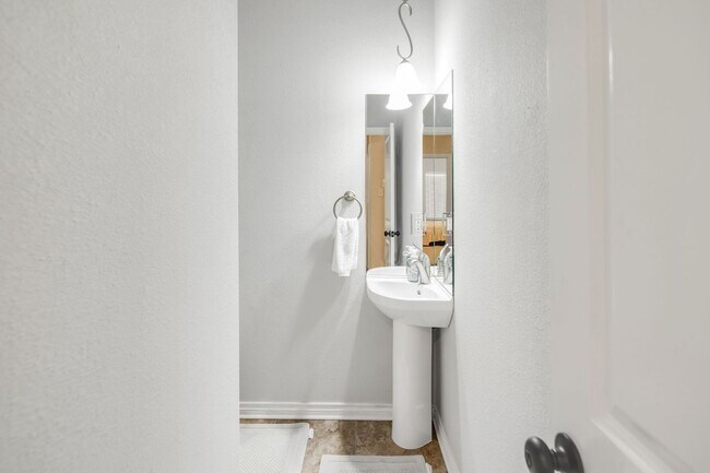 Foto del edificio - AUGUST PRE-LEASE Spacious 3 Bedroom 2.5 Bathroom Townhome with Covered Parking