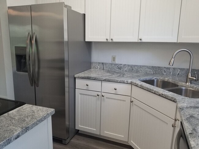 Building Photo - Spacious 3 Bedroom 2 Bathroom