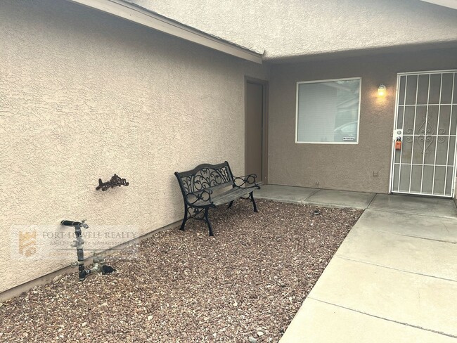 Foto del edificio - 3 bed 2 bath, garage, fenced yard, washer/...