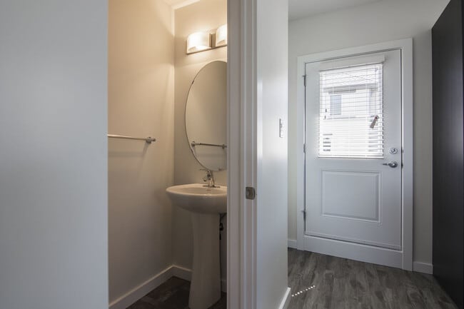 Photo du bâtiment - 655-655 Watt Blvd SW