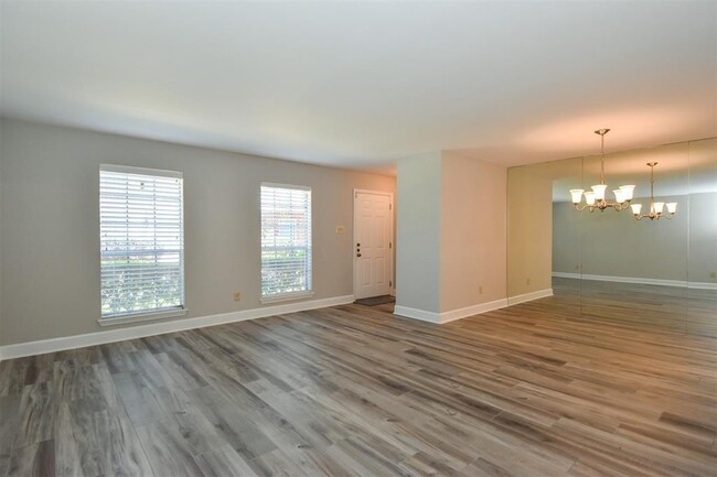 Foto del edificio - 10288 Briar Forest Dr