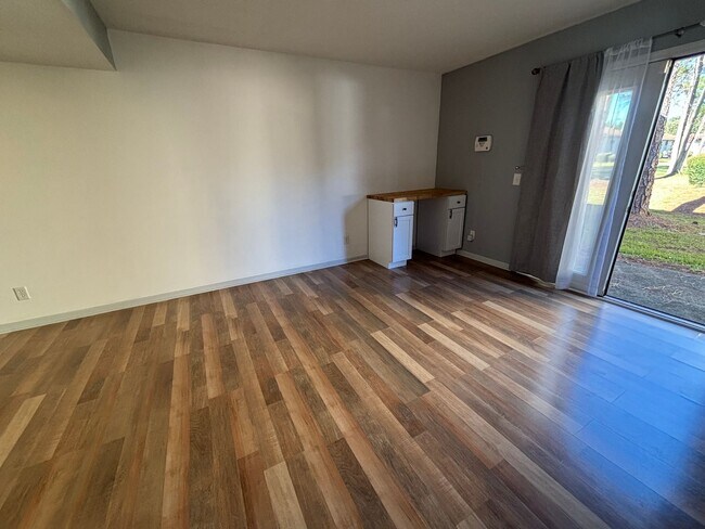 Building Photo - FOR RENT