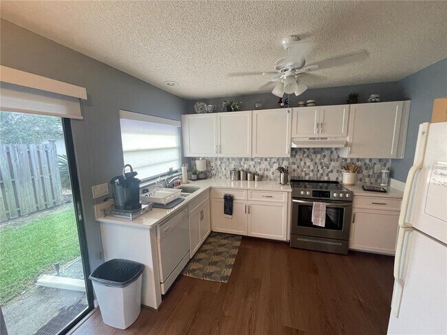 Building Photo - 1715 Atrium Dr