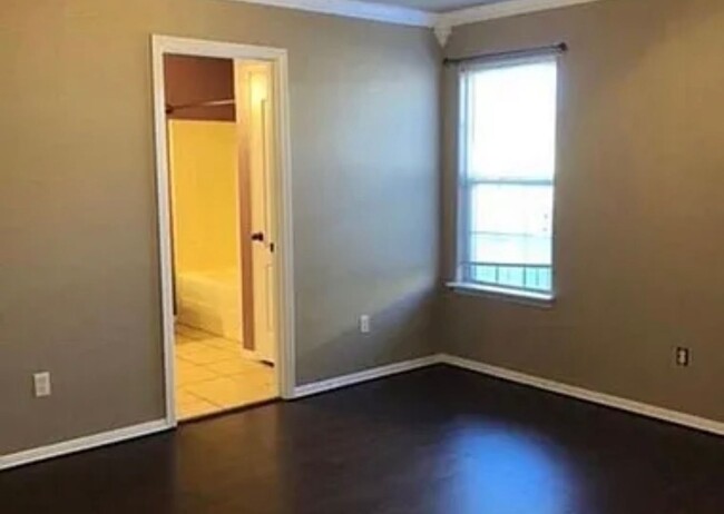 Building Photo - Available for Move-in June 1st! Charming 3...