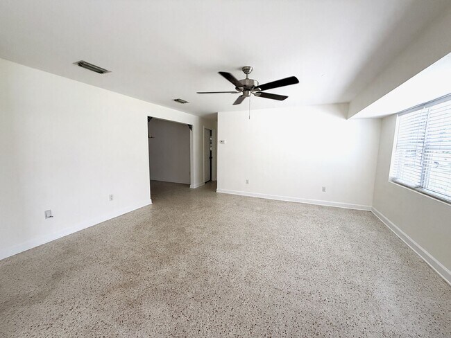 Building Photo - 3/2/1 car garage in S. Ft. Myers Off Cypress Lake!