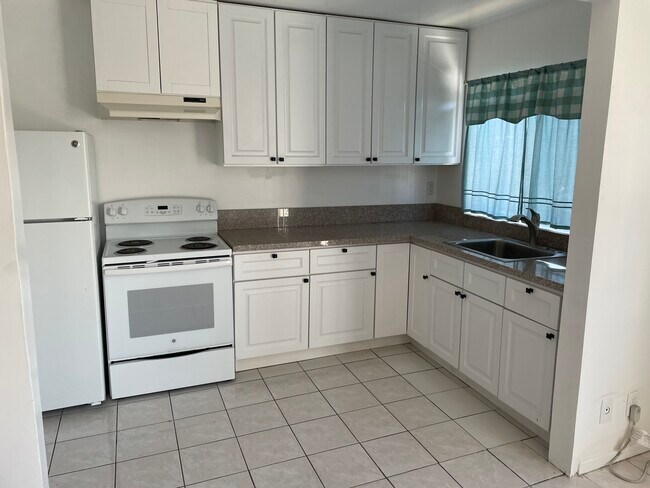 Recently remodeled kitchen - 7617 De Longpre Ave