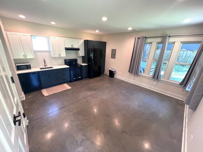 Foto del edificio - Simple yet tasteful living in East Nashvil...
