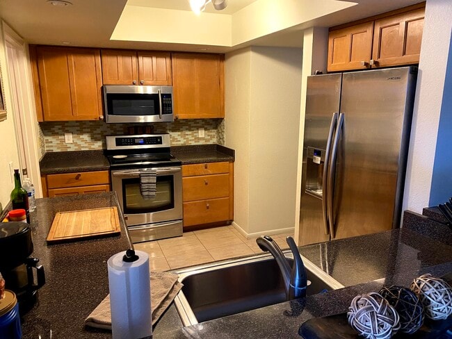 Building Photo - 1504 W La Jolla Dr