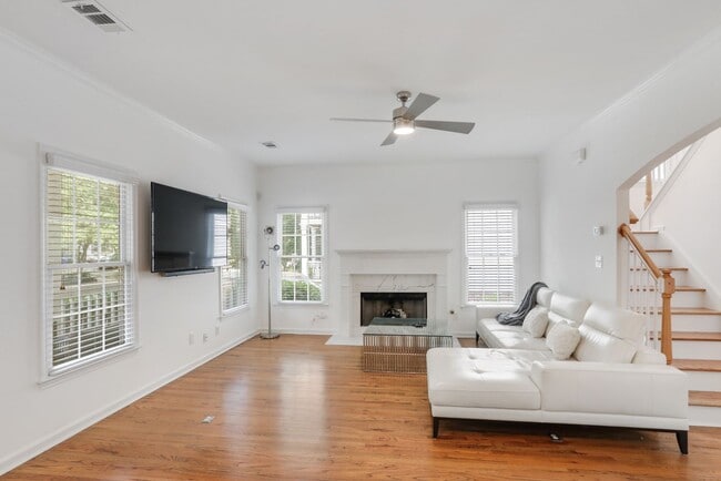 Building Photo - Spacious Grant Park Home