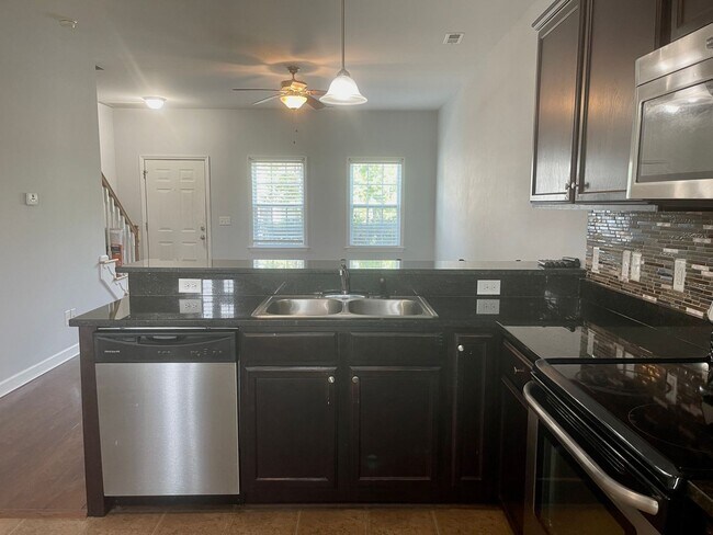Foto del edificio - Great Townhome! Minutes to Hwy 172 Back Gate