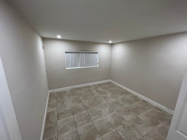 Dormitorio - 11630-11640 N Bayshore Dr
