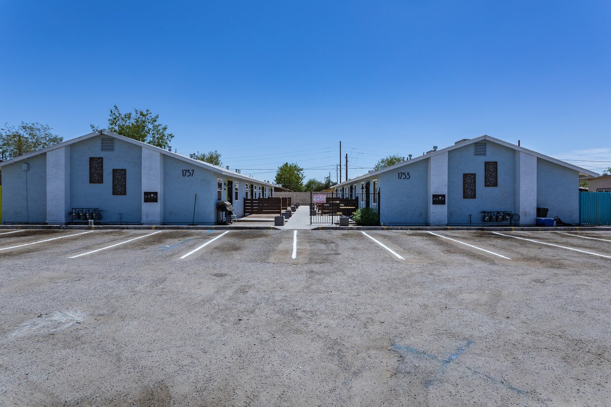 Primary Photo - 1753 E Harvard St