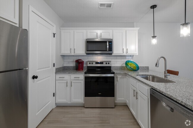 2BR, 2BA - 1,067SF Kitchen - Klerner Lane Apartments