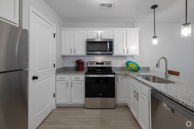 2BR, 2BA - Cocina de 1067SF - Klerner Lane Apartments