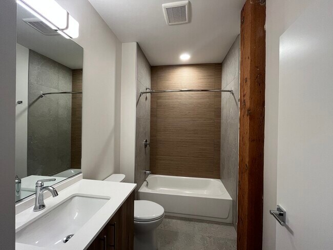 Foto del edificio - 1040 W Huron St
