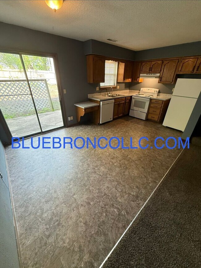 Foto del edificio - Spacious 2 Bedroom unit for a great price!