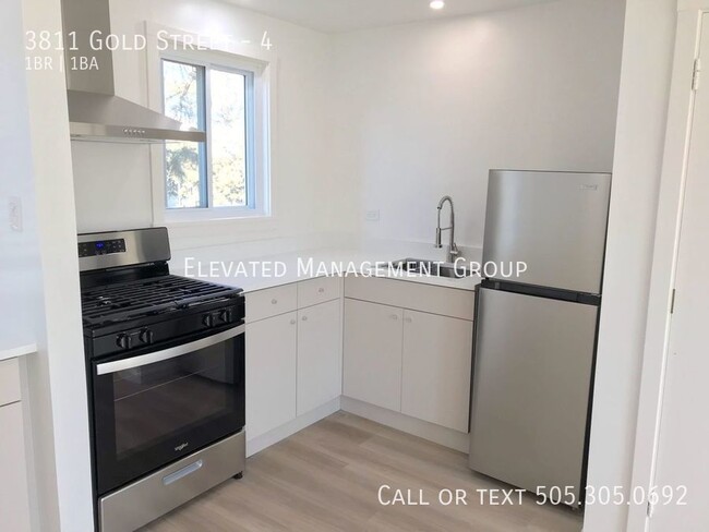 Building Photo - Renovated 1 Bedroom with AC/Heat, Dog Frie...