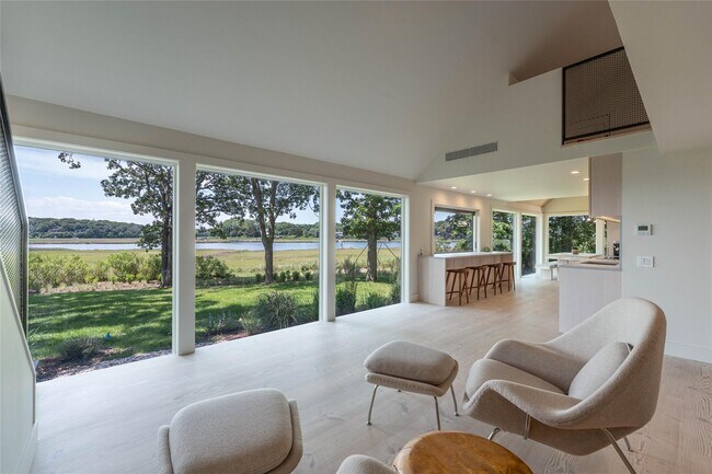 Foto del edificio - 590 Haywaters Dr