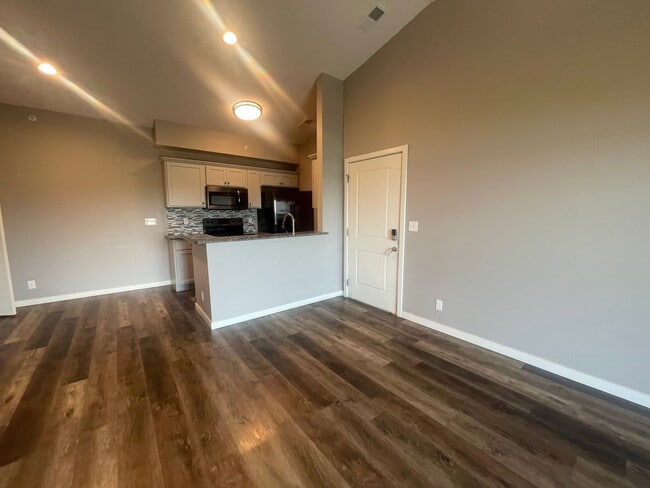 Building Photo - Lake View 1 Bedroom 1 Bath