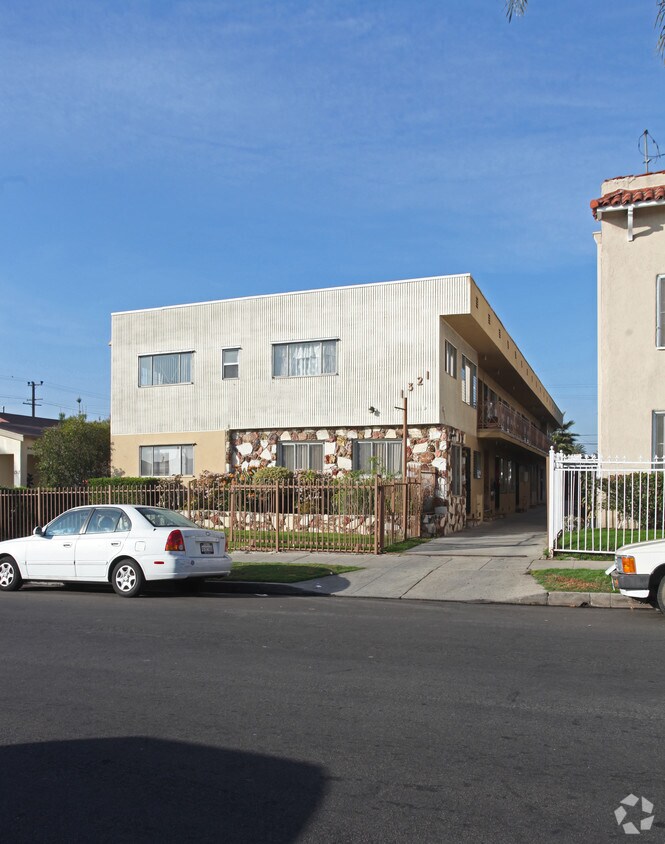 Building Photo - 1321 N Kingsley Dr