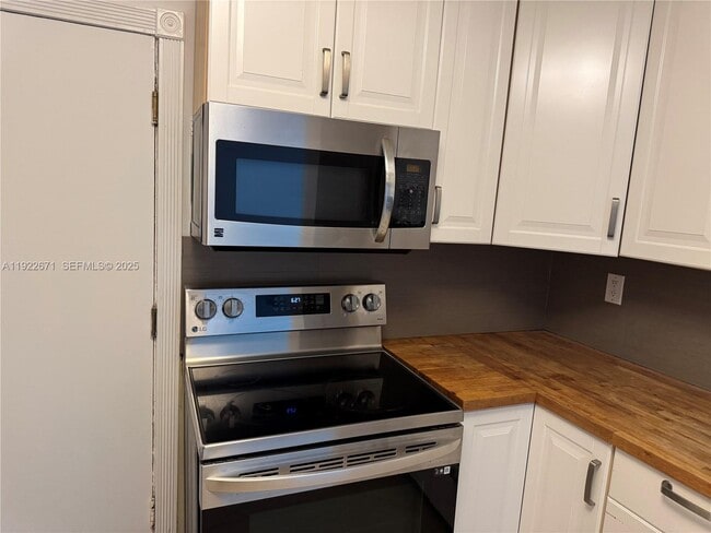 Foto del edificio - 9500 W Bay Harbor Dr