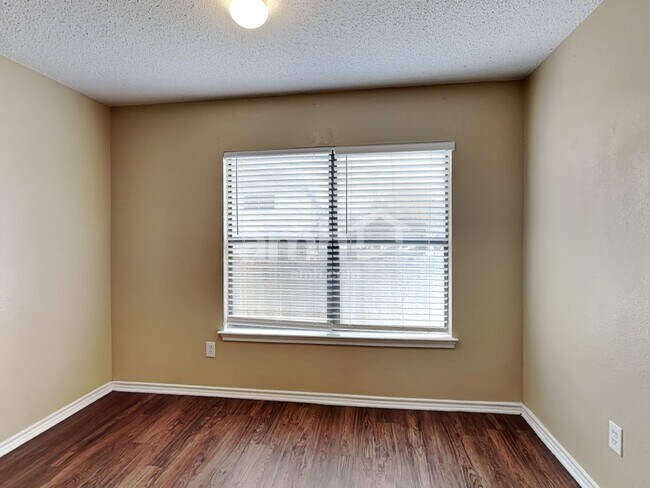 Building Photo - 1312 Greenleaf Ct