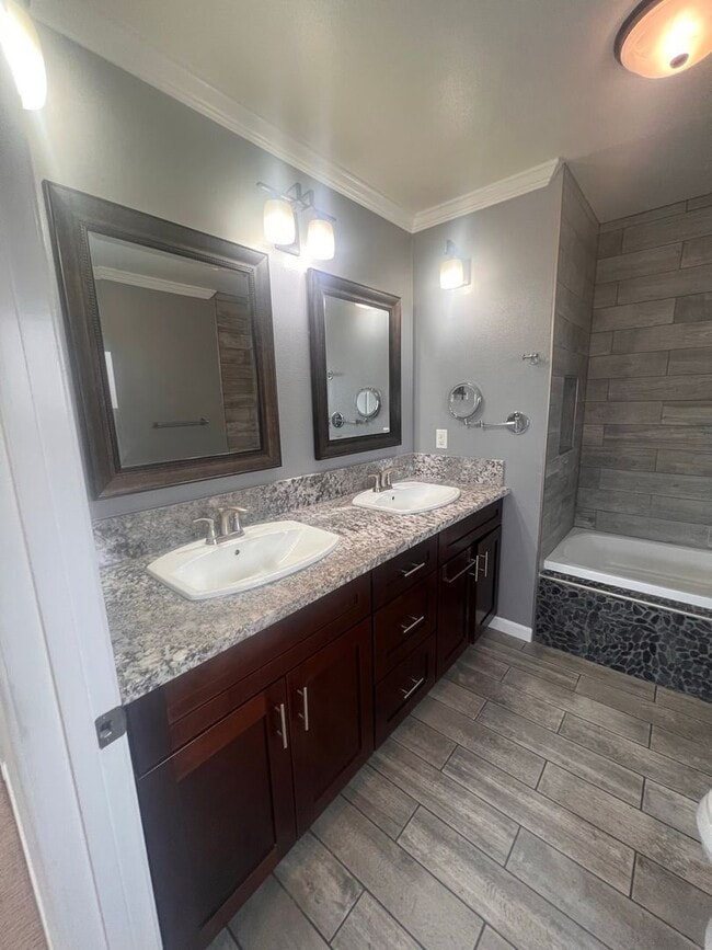 Building Photo - Beautiful 3 Bed / 2 Bath Home with Detached Bonus Space