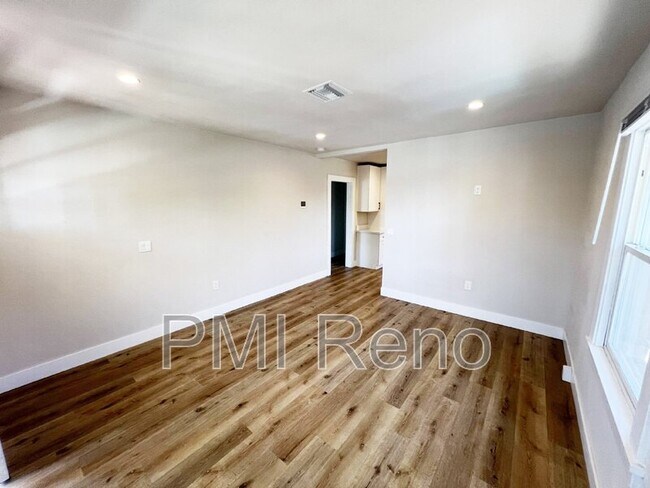 Foto del edificio - 611 E 2nd St