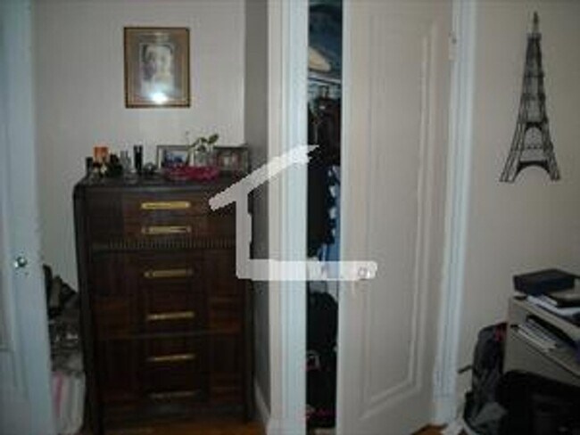 Building Photo - Comm Ave 1 Bed Available 11/1/25