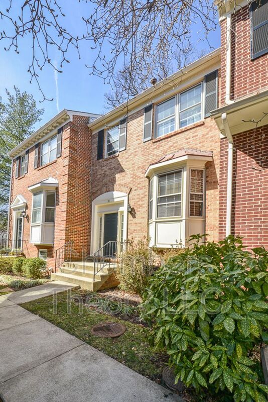 Building Photo - 16 Carriage House Cir