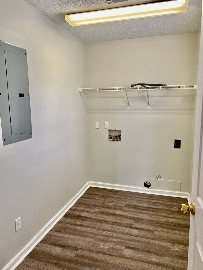 Building Photo - 2Bed/1.5Bath Townhome in East Ridge: Centr...