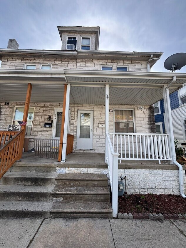Primary Photo - Charming 3-Bedroom Twin Home for Rent in L...