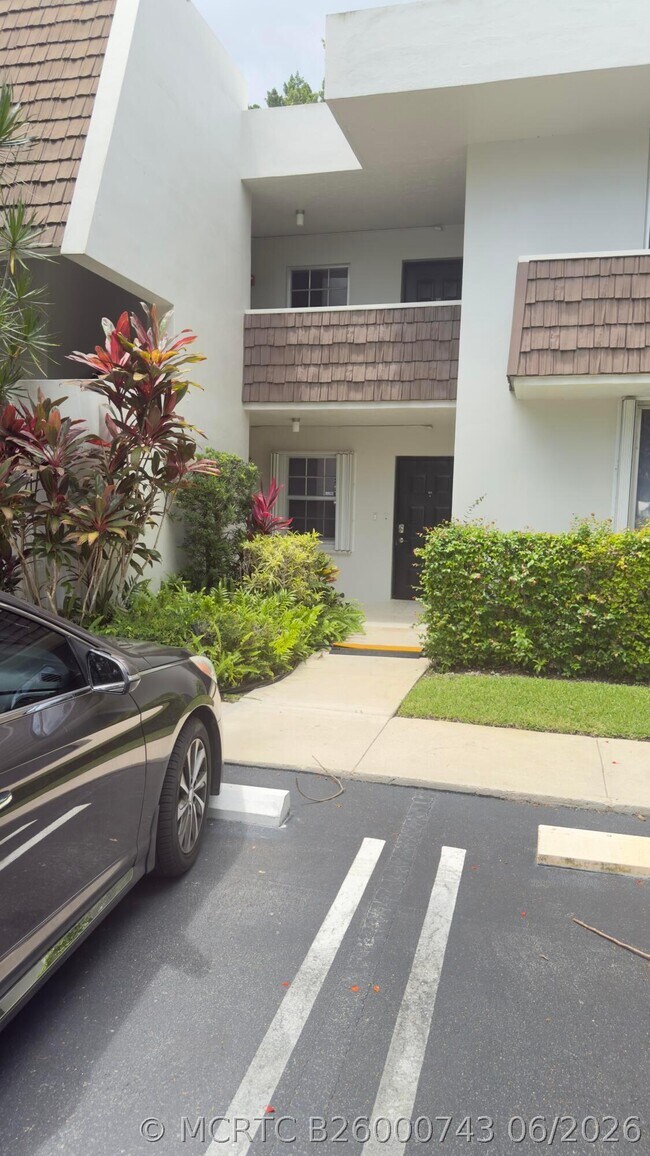 Building Photo - 4031 N Cypress Dr