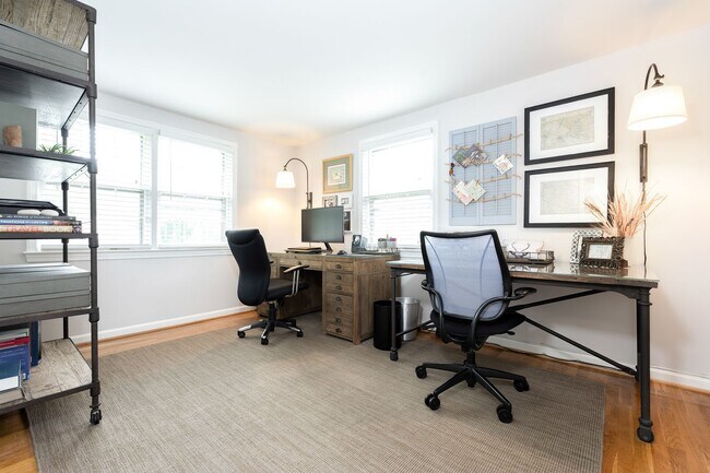 Building Photo - Gorgeous and bright 4BR/2.5 Baths, Beautif...