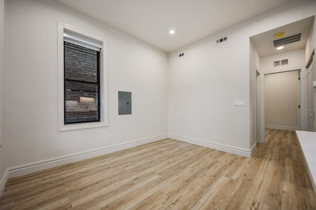 Building Photo - 1710 W Belmont Ave