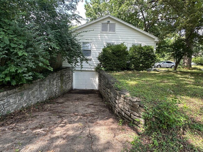 Building Photo - 2 bedroom 1 batg
