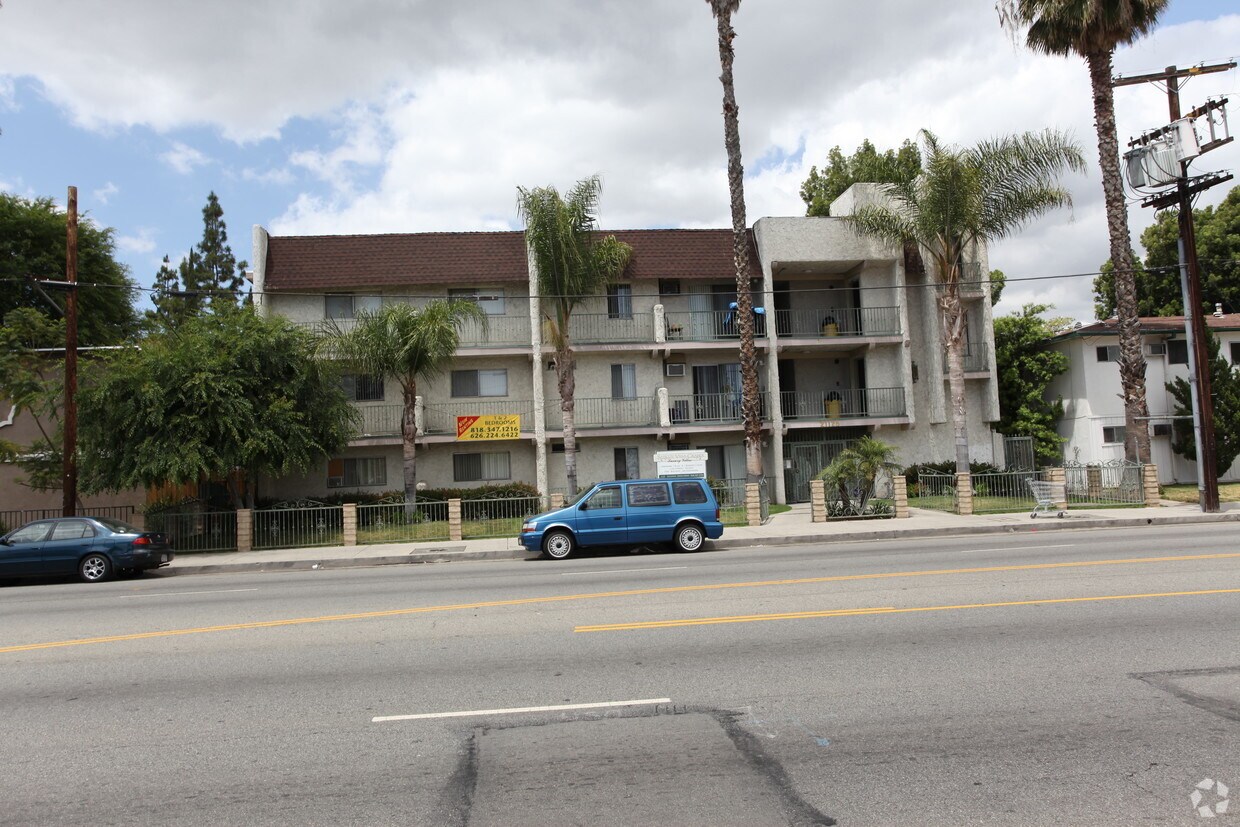 Building Photo - Saticoy Villa Grande