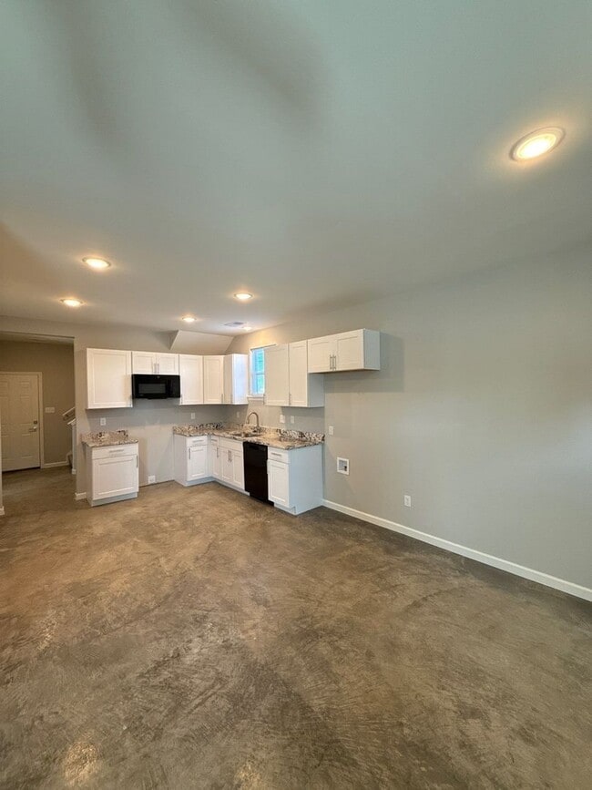 Building Photo - 1046 Greenlaw Ave