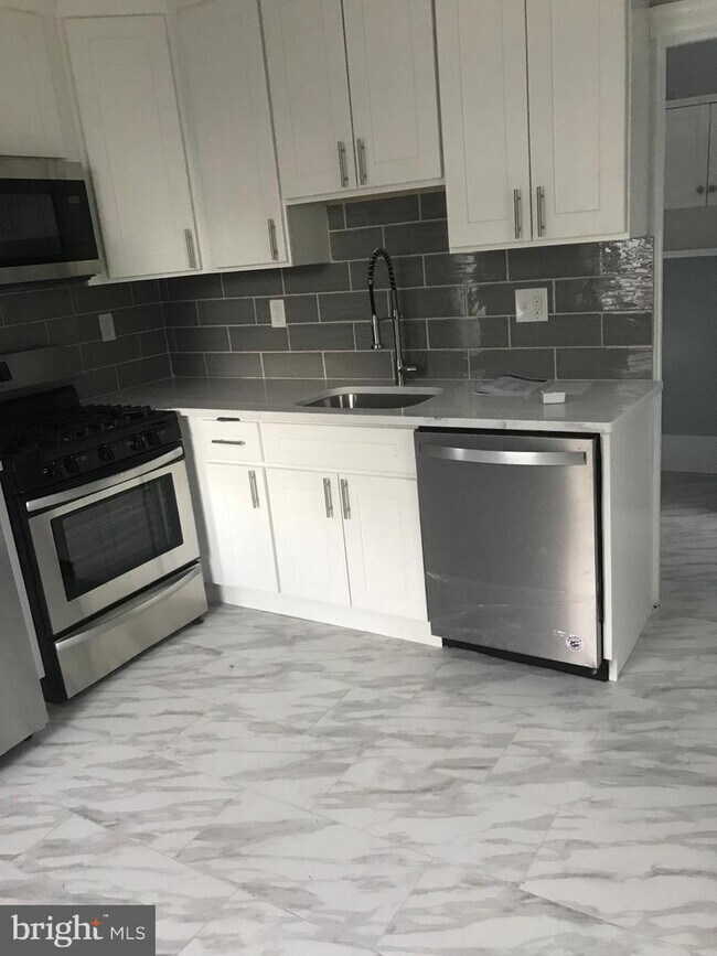 Building Photo - 530 Hermit St