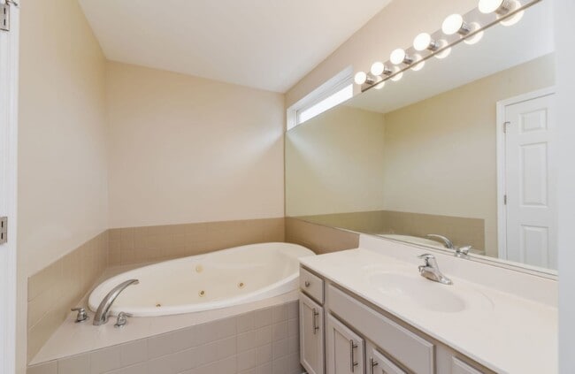 Upper level bathroom separate shower and jacuzzi - 1670 Park Vista Ln