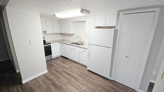 Kitchen - 607 Center Ave