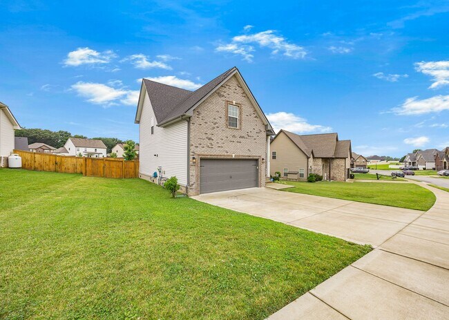 Building Photo - Pet Friendly Four Bedroom!