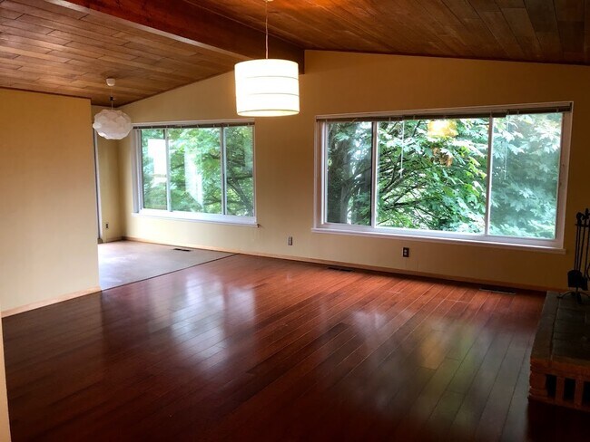 Building Photo - Fremont 3 Bedroom Home with Den and Detach...