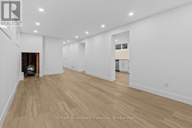 Building Photo - 939 Glencairn Ave