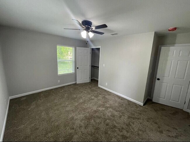 Dormitorio 2 con armario y moqueta. - 3506 Mingo St