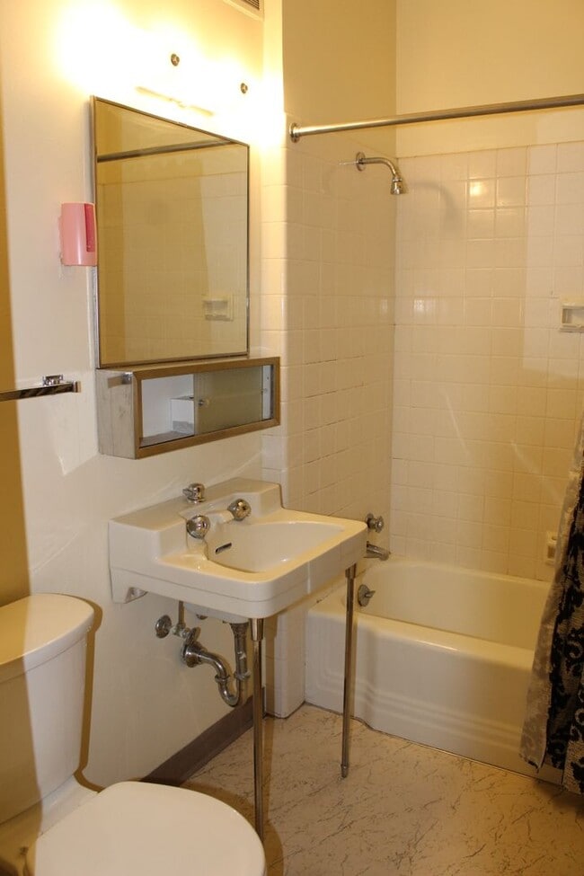 Foto del edificio - Fully Furnished!