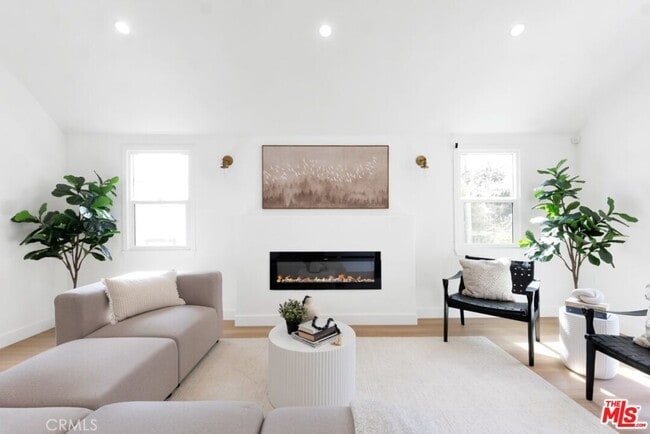 Foto del edificio - 2222 Valentine St