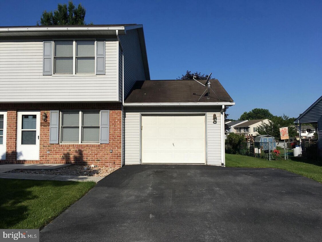Primary Photo - 14865 Sherwood Dr